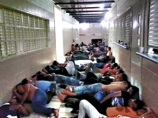 Hacinados catrachos en albergues ante el cambio de reglas en México