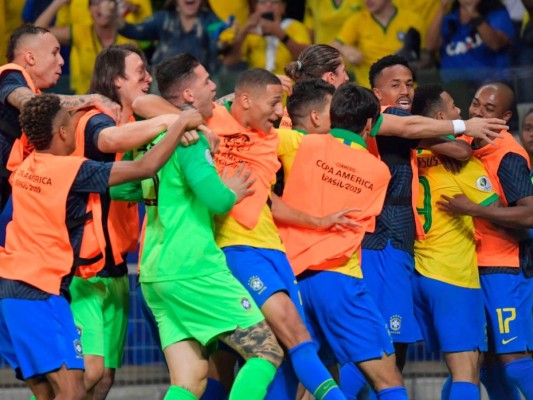 Brasil es el primer finalista de la Copa América al derrotar 2-0 a Argentina