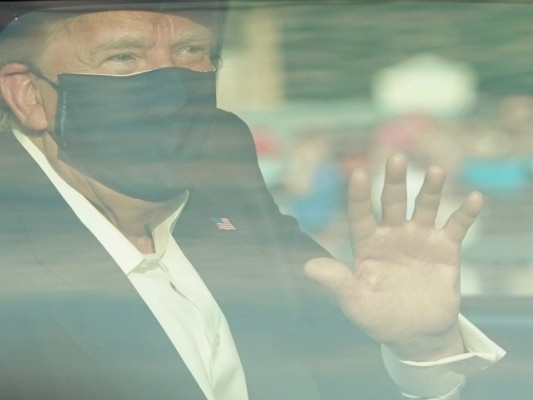 Trump pasea afuera del hospital y asegura haber aprendido sobre el covid-19