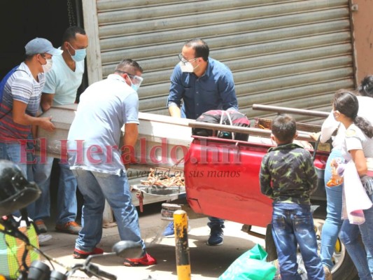 Familiares retiran cuerpo de una las víctimas de masacre en la Venezuela