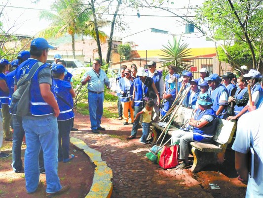 Capacitan 80 equipos de prevención contra dengue