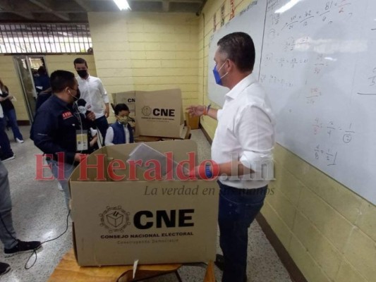 Así ejerció el sufragio David Chávez, candidato a la comuna capitalina (FOTOS)