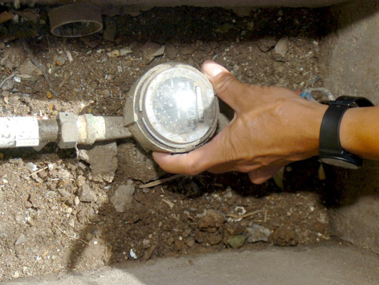 Denuncian robo masivo de contadores de agua