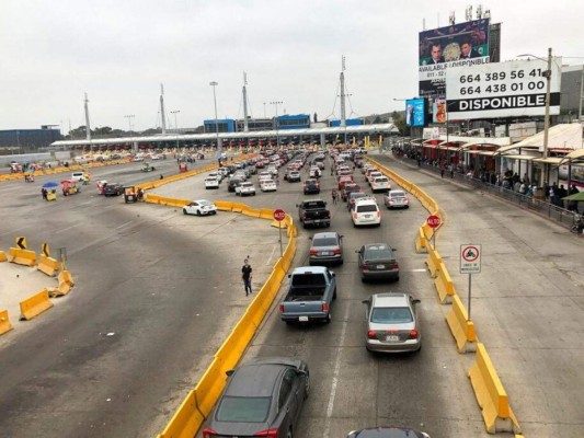 Restricción a cruces fronterizos en Estados Unidos causan largas esperas