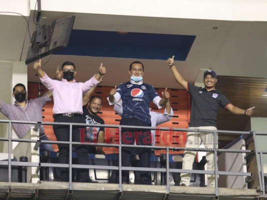 No se miró en televisión: la cara de Diego Vazquez, el festejo albo y la afición en el Nacional  