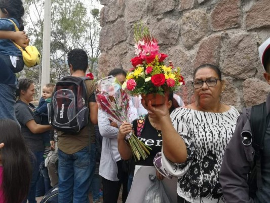 FOTOS: Peregrinos entregan flores a la Virgen de Suyapa en sus 272 aniversario