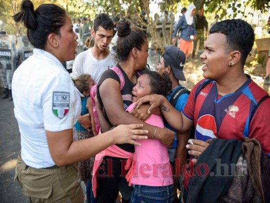 Con gritos y empujones repelen caravana migrante en México (Fotos)