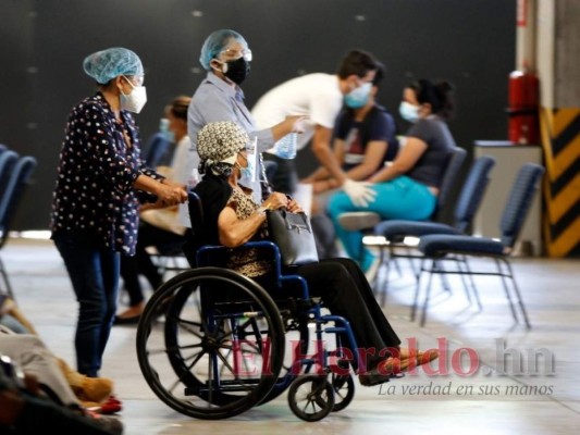 Pacientes vacunados contra el covid llegan a buscar atención a triajes capitalinos