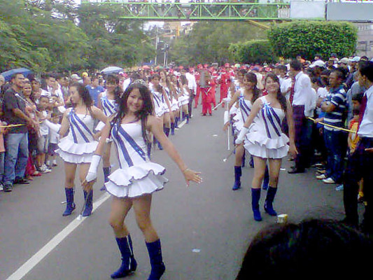 Derroche de civismo y belleza en desfiles patrios