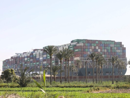 Sin fecha para liberación de buque atascado en Canal de Suez