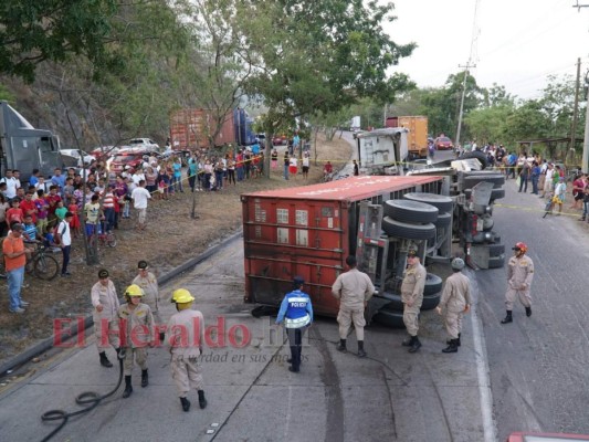 La trágica escena del motociclista aplastado por un contenedor en Choloma