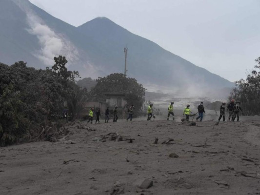 Identifican otras ocho víctimas por erupción de volcán de Fuego en Guatemala