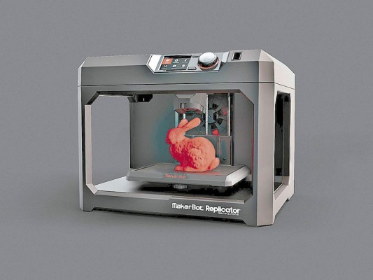 Desarrollan una impresora 3D que imprime objetos a base de resina líquida