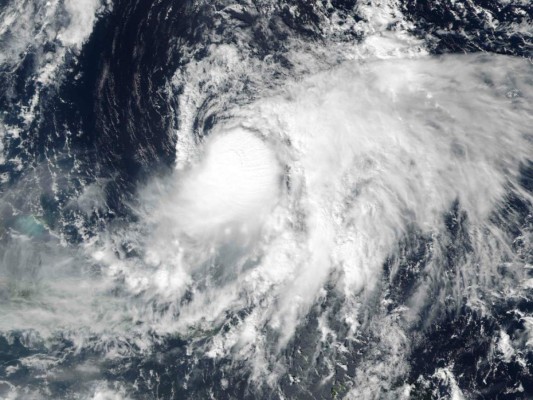 El huracán Nicole, de categoría 2, avanza hacia Bermuda