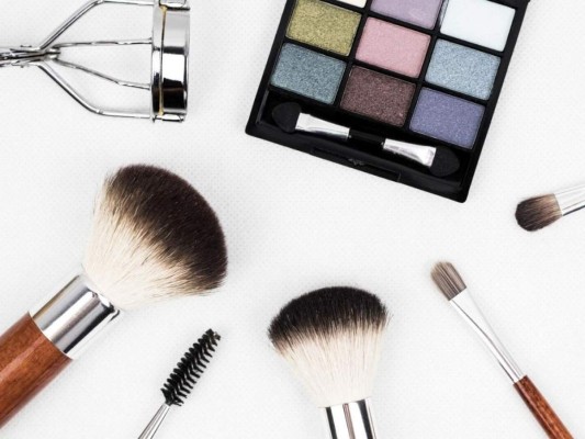 ¡Lo barato sale caro!: los riesgos de usar maquillaje 'pirata'