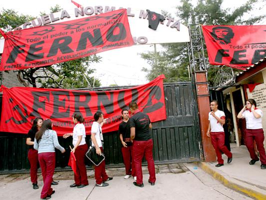 Estudiantes se toman Escuela Normal Mixta