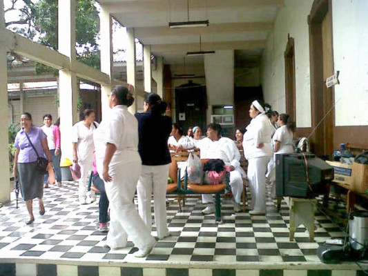 Policías liberan los portones del hospital San Felipe en Tegucigalpa