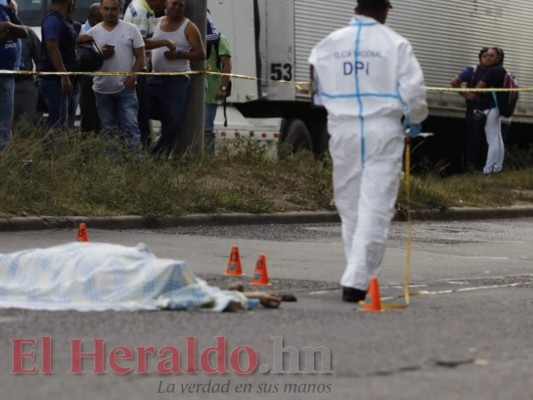 Desgarradoras imágenes: Dolor, llanto y conmoción de familiares de conductor asesinado en el bulevar FFAA