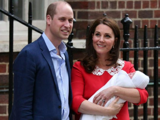 El príncipe William y Kate Middleton revelan fotografías del recién nacido Luis
