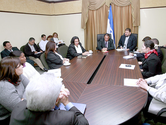 Rectora se reúne con fiscal general para hablar de las investigaciones