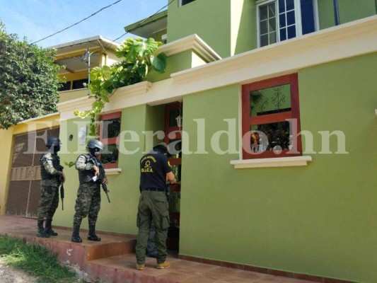 Así de lujosas son casas de policías vinculados a narcos