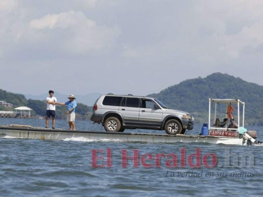 En balsa cruzan los carros que quieren ingresar a la isla en la actualidad. Foto: David Romero/El Heraldo