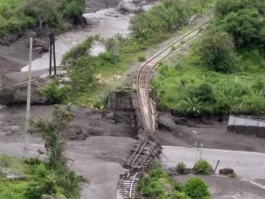 Dos heridos y 550 evacuados por derrumbe en zona montañosa de Ecuador