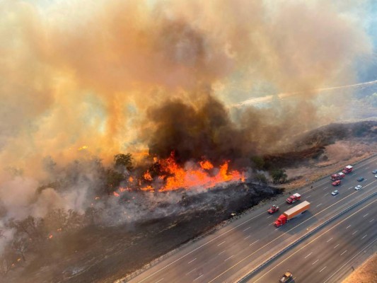 El incendio Route abarcaba casi 159 hectáreas (392 acres) hasta las 6:28 de la tarde y obligó el cierre de una sección de la Interstatal 5, dijo el Bosque Nacional Los Ángeles al canal KTLA-TV.