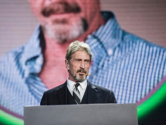 Hallan muerto a fundador de McAfee dentro de su celda en España