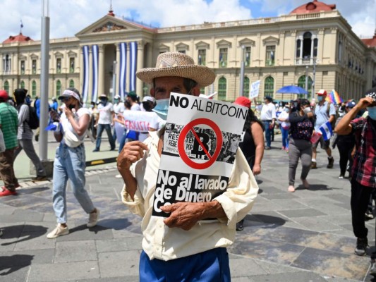 Salvadoreños protestan contra el presidente Bukele