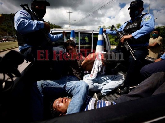 Golpeados y atados de pies y manos fueron entregados tres presuntos ladrones a la Policía (Fotos)
