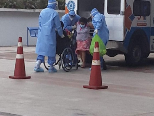 FOTOS: Así fue traslado de pacientes con Covid-19 al polideportivo de la UNAH