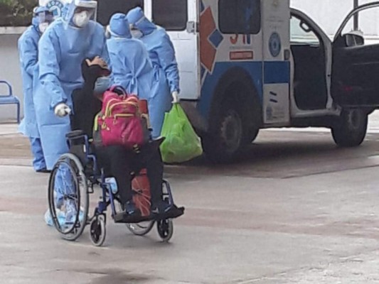 FOTOS: Así fue traslado de pacientes con Covid-19 al polideportivo de la UNAH