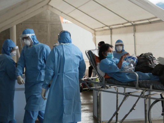 FOTOS: Así fue traslado de pacientes con Covid-19 al polideportivo de la UNAH