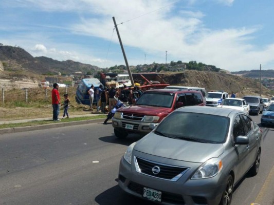 Cuatro personas heridas deja choque en el anillo periférico de la capital
