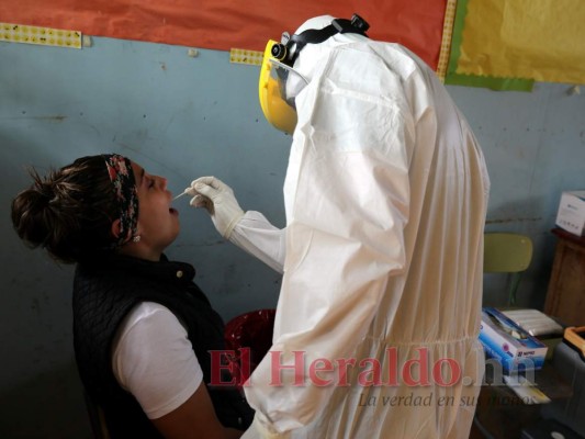 Afluencia masiva de hondureños en brigadas médicas contra covid en la capital