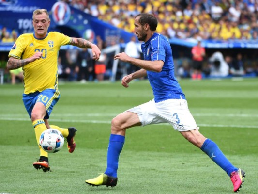 Italia gana en las últimas, se clasifica a cuartos y casi elimina a Suecia de la Euro