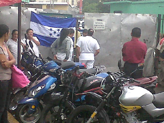 Huelguistas impiden acceso de personal de enfermería al Escuela