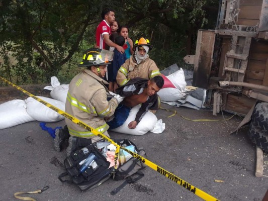 Capturan a sujeto que llevaba raptado a taxista que para salvarse provocó accidente