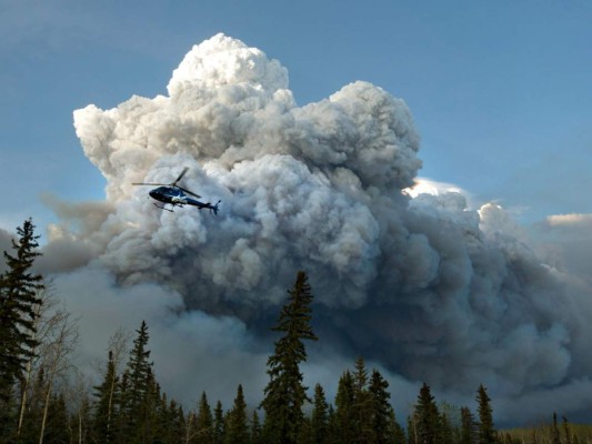 Desalojan tres comunidades más en Canadá por incendio