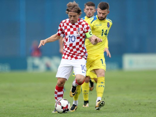 Croacia gana 1-0 a Kosovo en partido interrumpido el sábado por la lluvia