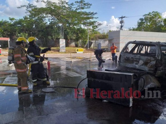 FOTOS: Así quedó el vehículo que prendió fuego dentro de gasolinera