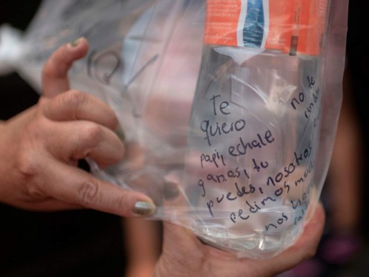Con cartas, mexicanos envían aliento a parientes con Covid-19 (FOTOS)