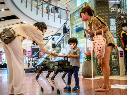 Perro robot distribuye gel desinfectante en centro comercial en Bangkok&nbsp;&nbsp;