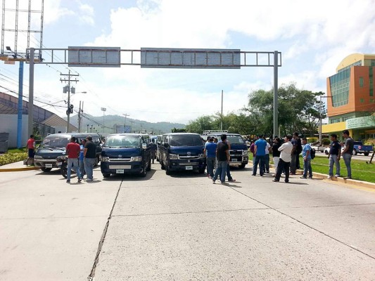 Marcha de buses 'brujos' en Tegucigalpa