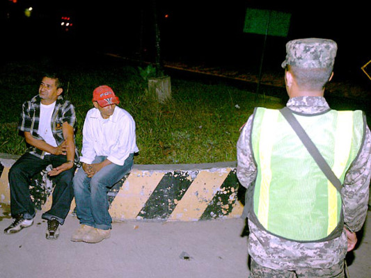 Detienen a dos hombres con 115 paquetes de marihuana