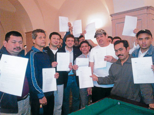 Los 17 náufragos de crucero logran indemnización