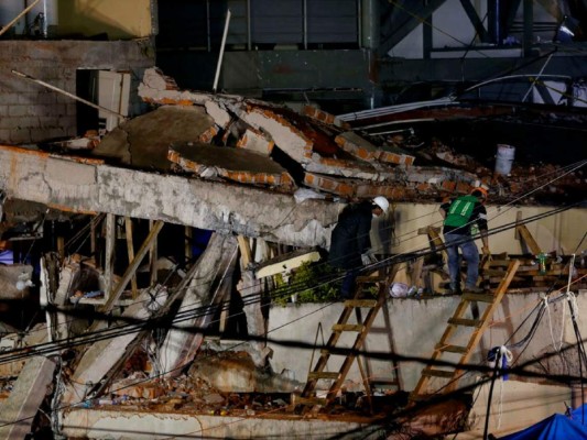 México intenta desenterrar sobrevivientes tras devastador sismo que mató a más de 230 personas&nbsp;