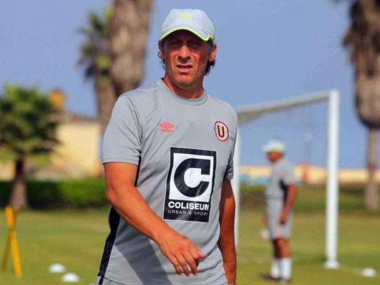 Lluvia de hojas de vida y llamadas de agentes en Fenafuth ofreciendo entrenadores para la Selección de Honduras
