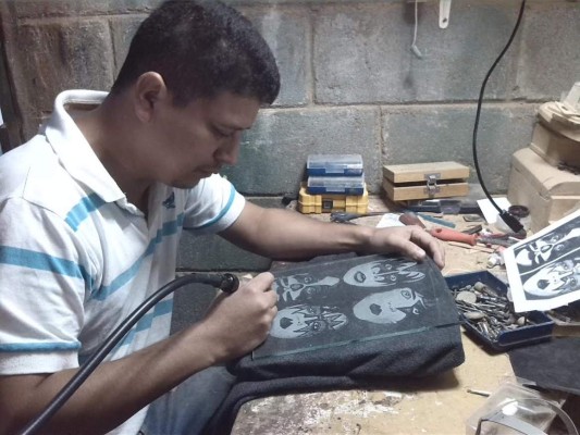 Artesanos de la madera con corazón de metal